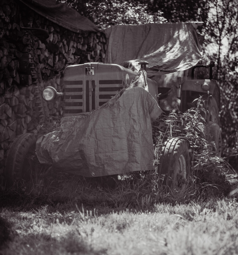 Alter Traktor in Starzach